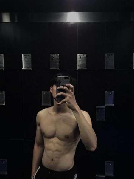 hình ảnh trai 6 múi che mặt tự selffie