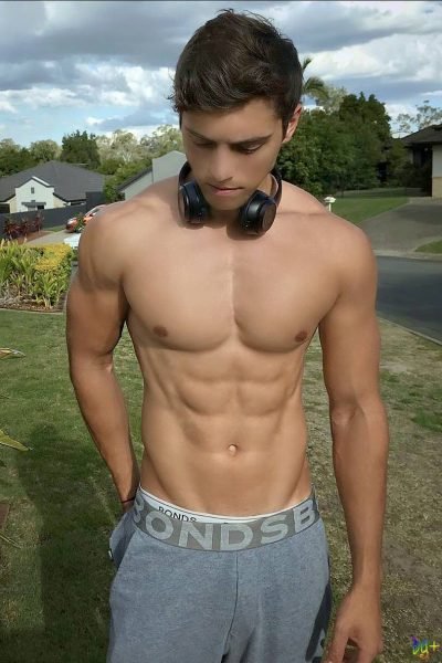 Hình ảnh trai đẹp 6 múi đeo tai nghe ở cổ