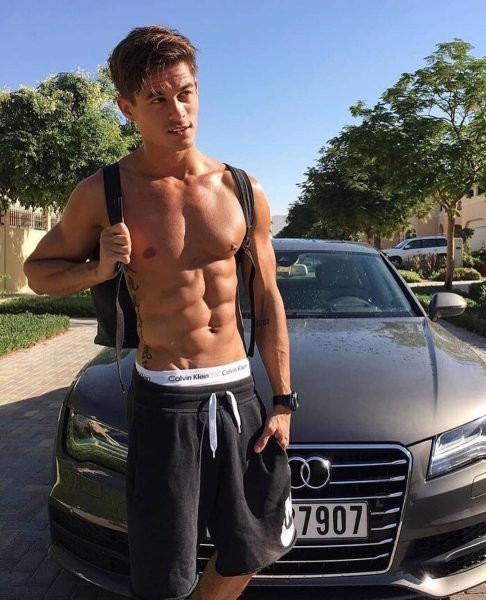 Hình ảnh trai đẹp 6 múi khoác ba lô