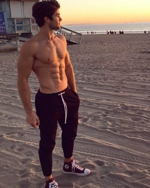 Hình ảnh trai đẹp 6 múi trên bãi biển