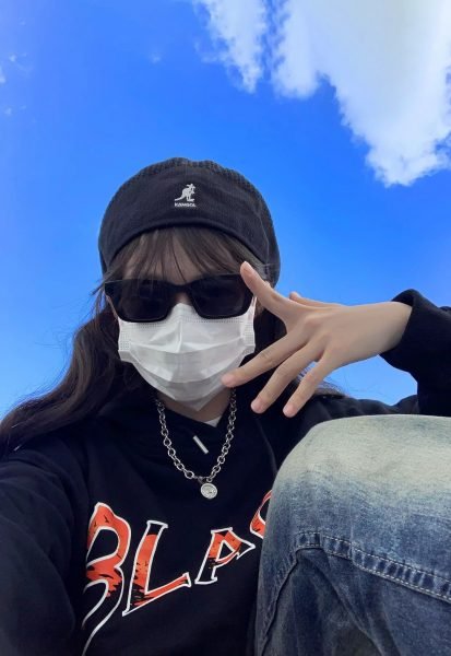 Hình gái xinh đeo mắt kính che mặt