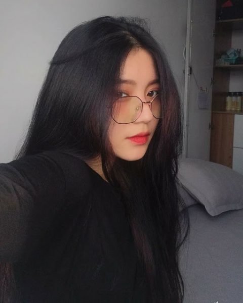 hình gái xinh tóc dài đeo kính chất lừ