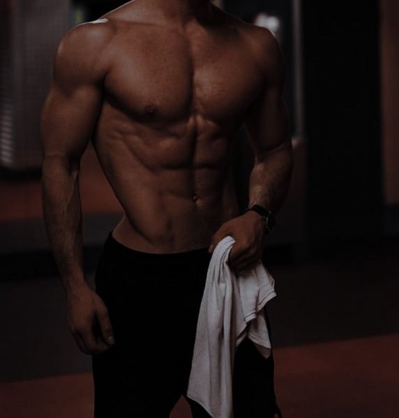 hình trai 6 múi cầm khăn