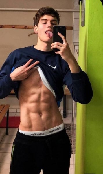 Hình trai đẹp 6 múi cầm điện thoại