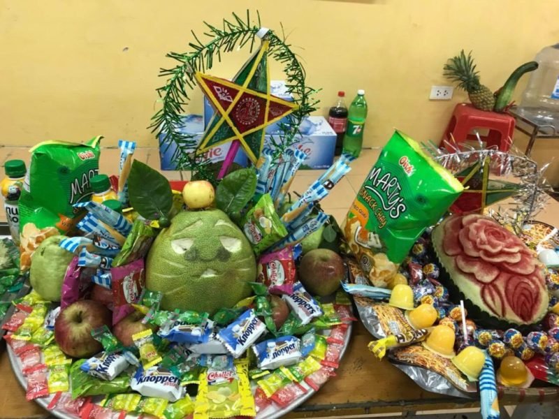 Mâm cỗ Trung Thu với nhiều loại hoa quả bánh kẹo